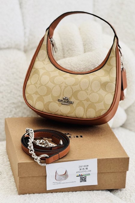 شنطة - Coach / كواليتي عالي شامل علبة الشركة - بيج فاتح <br> <span class='text-color-warm'>نفدت الكمية</span>